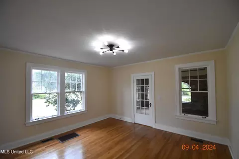 Living - 117 E Adams Ave, Greenwood, MS 38930 photo 5 of 9
