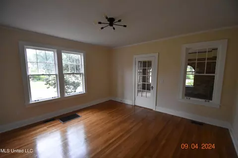 Living - 117 E Adams Ave, Greenwood, MS 38930 photo 6 of 9