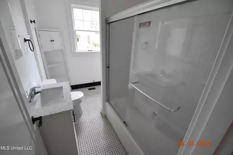 Bath - 117 E Adams Ave, Greenwood, MS 38930 photo 2 of 4
