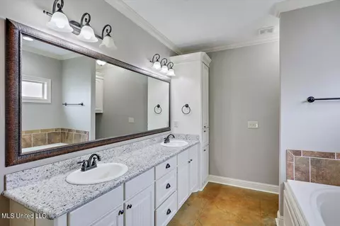 Bath - 107 Meadowcreek Dr, Brandon, MS 39042 photo 1 of 3