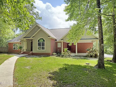 1400 Magnolia Bluff Dr, Gautier, MS 39553