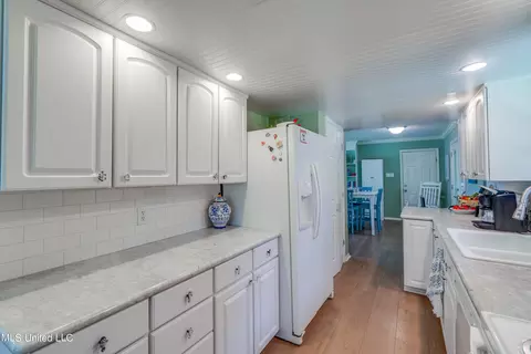 Kitchen - 7318 Ahi Dr, Diamondhead, MS 39525 photo 6 of 6