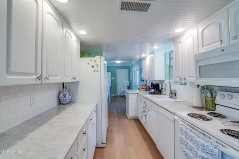 Kitchen - 7318 Ahi Dr, Diamondhead, MS 39525 photo 5 of 6