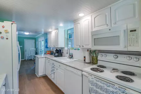 Kitchen - 7318 Ahi Dr, Diamondhead, MS 39525 photo 4 of 6