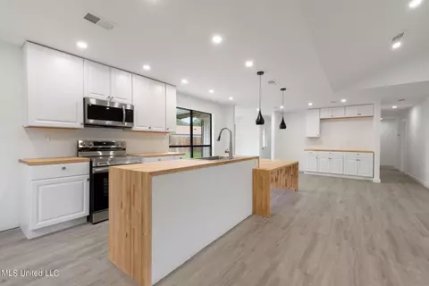 835 Carolee Cir, Biloxi, MS 39532