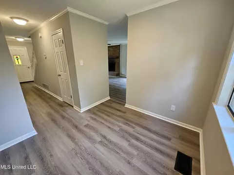 Entry Way - 3670 Windermere Dr S, Nesbit, MS 38651 photo 4 of 6