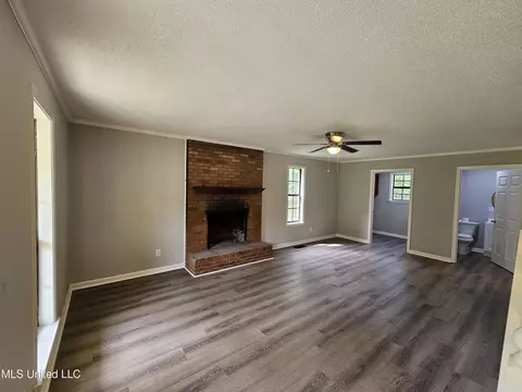 Living - 3670 Windermere Dr S, Nesbit, MS 38651 photo 1 of 3
