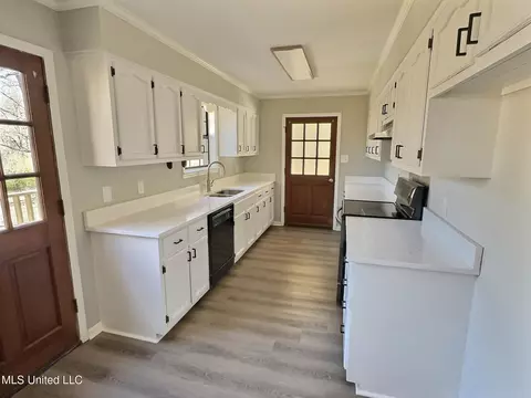 Kitchen - 3670 Windermere Dr S, Nesbit, MS 38651 photo 2 of 2