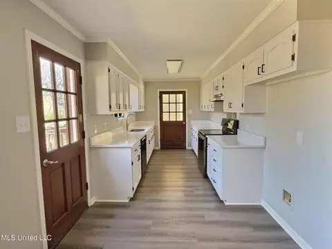 Entry Way - 3670 Windermere Dr S, Nesbit, MS 38651 photo 3 of 6