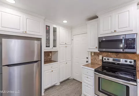 Kitchen - 437 Springhill Pt, Brandon, MS 39047 photo 4 of 5
