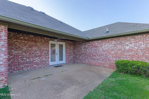 Exterior - 437 Springhill Pt, Brandon, MS 39047 photo 5 of 9