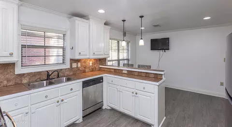 Kitchen - 437 Springhill Pt, Brandon, MS 39047 photo 5 of 5
