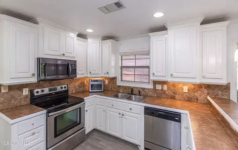 Kitchen - 437 Springhill Pt, Brandon, MS 39047 photo 3 of 5