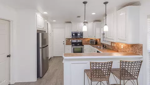 Kitchen - 437 Springhill Pt, Brandon, MS 39047 photo 2 of 5
