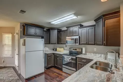 221 Magnolia Gardens Dr, Hernando, MS 38632 photo 7