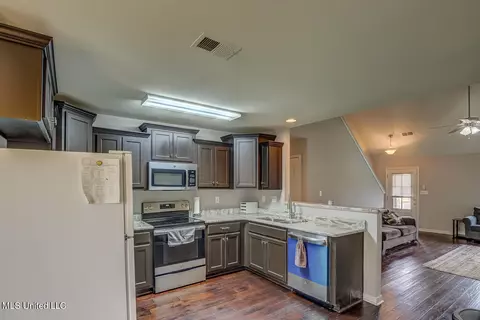 221 Magnolia Gardens Dr, Hernando, MS 38632 photo 8