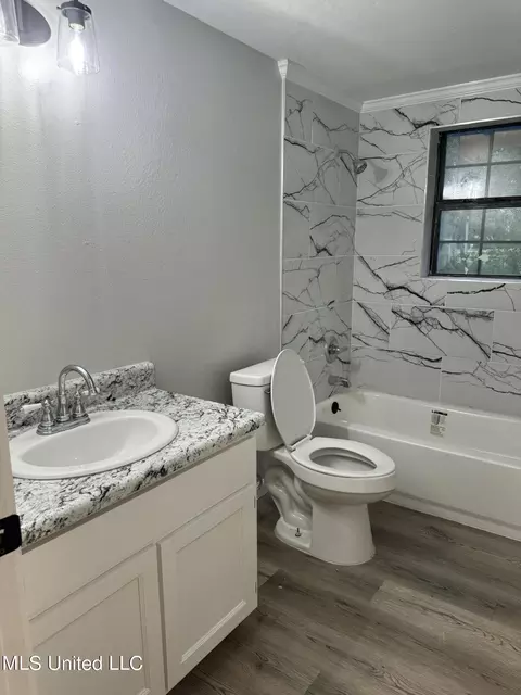 Bath - 4324 Earl Blvd, Moss Point, MS 39563 photo 2 of 2