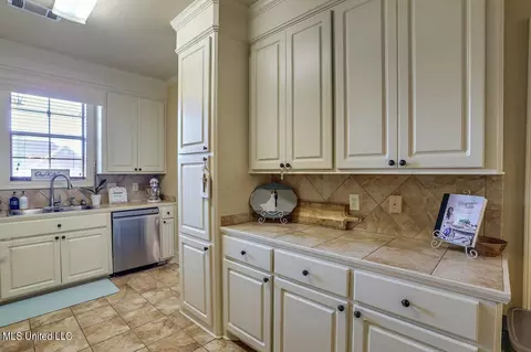 Kitchen - 511 Will Dr, Brandon, MS 39047 photo 2 of 3