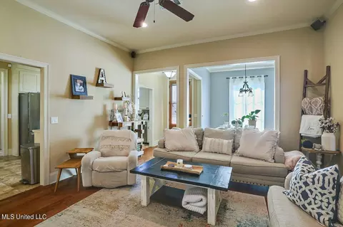Living - 511 Will Dr, Brandon, MS 39047 photo 2 of 4