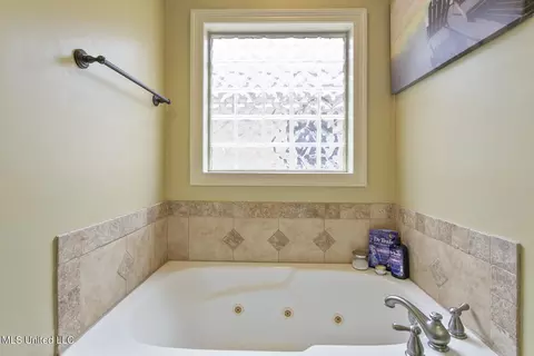 Bath - 653 Westhill Rd, Brandon, MS 39042 photo 1 of 2