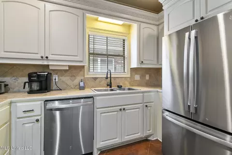 Kitchen - 653 Westhill Rd, Brandon, MS 39042 photo 3 of 4