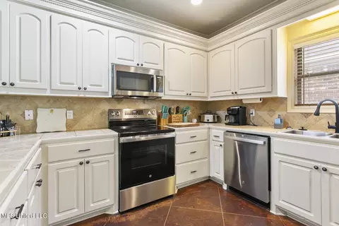 Kitchen - 653 Westhill Rd, Brandon, MS 39042 photo 2 of 4