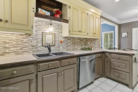 Kitchen - 1136 Ellington Ct, Brandon, MS 39042 photo 2 of 5