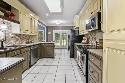 Kitchen - 1136 Ellington Ct, Brandon, MS 39042 photo 5 of 5