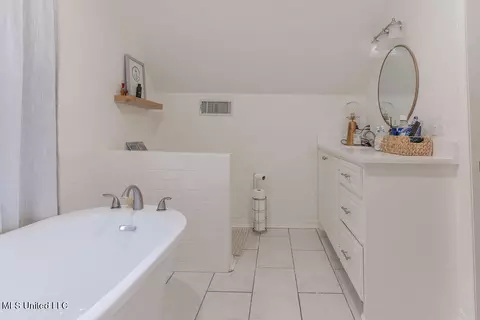 Bath - 105 Third St, Flora, MS 39071 photo 15 of 17