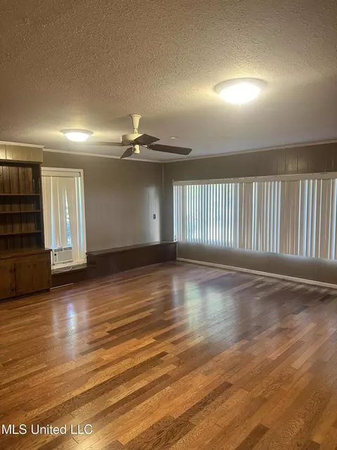 Living - 231 Zelma Ln, Florence, MS 39073 photo 2 of 4