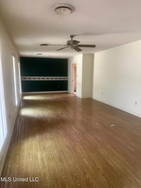Living - 231 Zelma Ln, Florence, MS 39073 photo 3 of 4