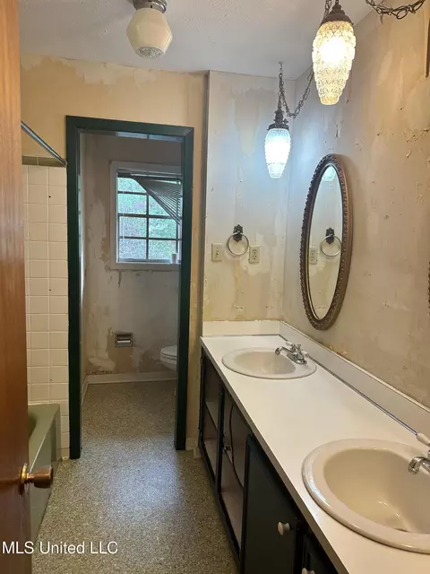 Bath - 231 Zelma Ln, Florence, MS 39073 photo 1 of 2