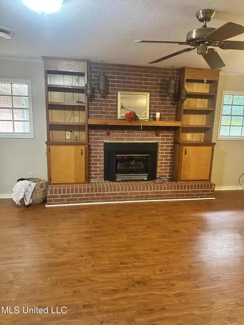 Living - 231 Zelma Ln, Florence, MS 39073 photo 4 of 4