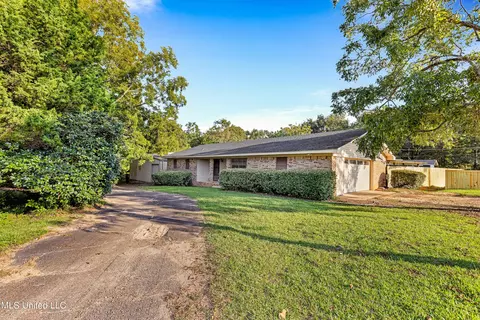 28 Mchenry Ave, Mchenry, MS 39561
