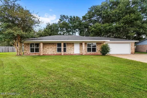 1316 Queen Park Cir, Ocean Springs, MS 39564