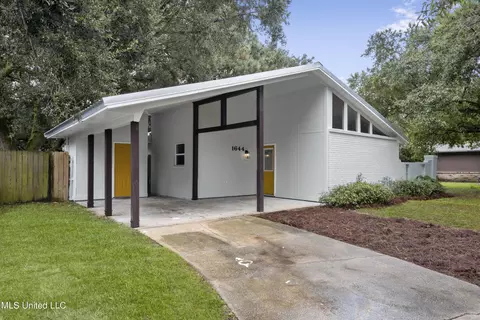 1644 S 10th St, Ocean Springs, MS 39564