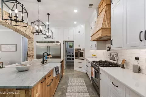 Kitchen - 6980 Vaiden Rd, Hernando, MS 38632 photo 2 of 2