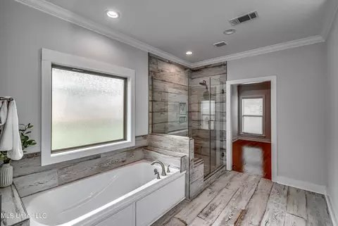 Bath - 400 Brazos Dr, Brandon, MS 39047 photo 1 of 5