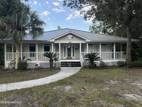 1828 Seacrest Dr, Gautier, MS 39553