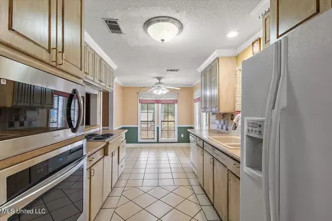 Kitchen - 457 Cedarwood Dr, Jackson, MS 39212 photo 2 of 2