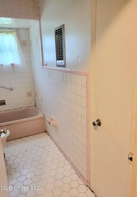 Bath - 1032 Capri Circle Cir, Jackson, MS 39209 photo 1 of 2