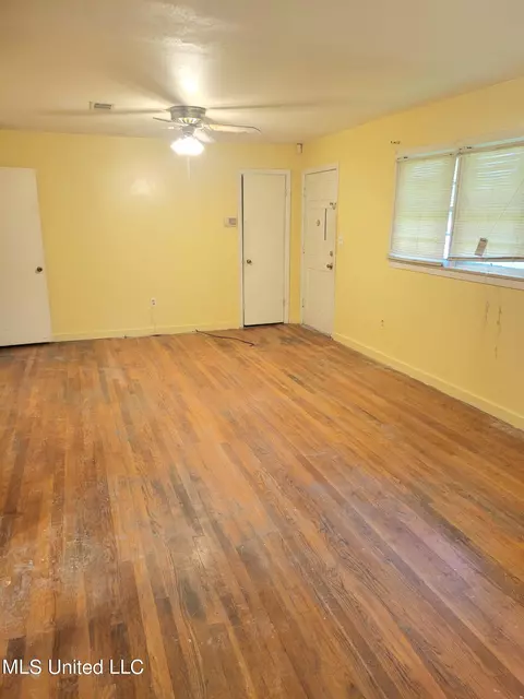 Living - 1032 Capri Circle Cir, Jackson, MS 39209 photo 2 of 2