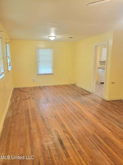 Living - 1032 Capri Circle Cir, Jackson, MS 39209 photo 1 of 2