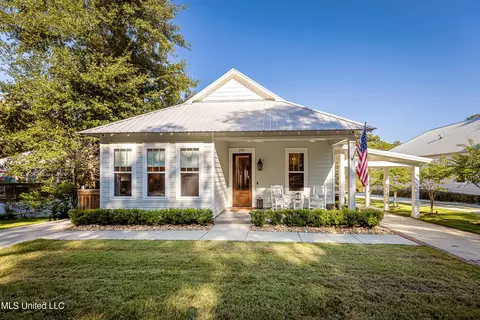 324 Magnolia Ave, Ocean Springs, MS 39564
