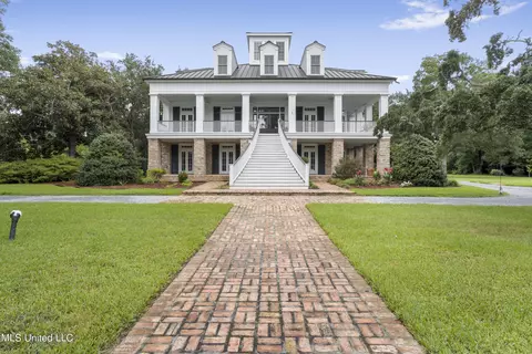 1011 E Beach Blvd, Pass Christian, MS 39571
