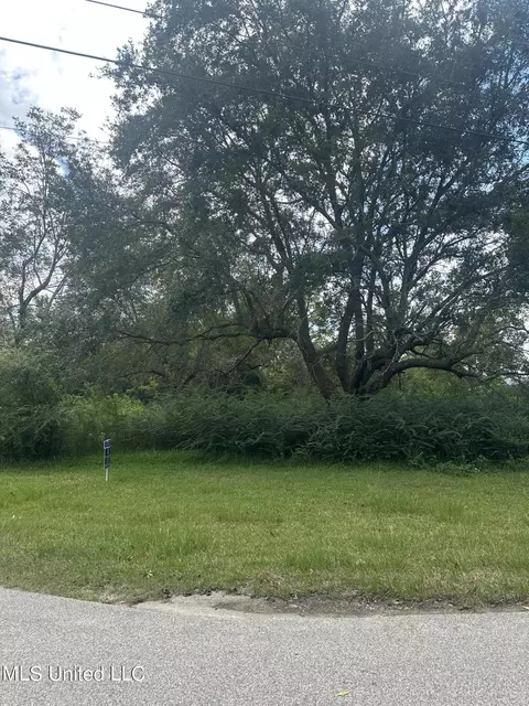 6133 Stacey Ln, Biloxi, MS 39532
