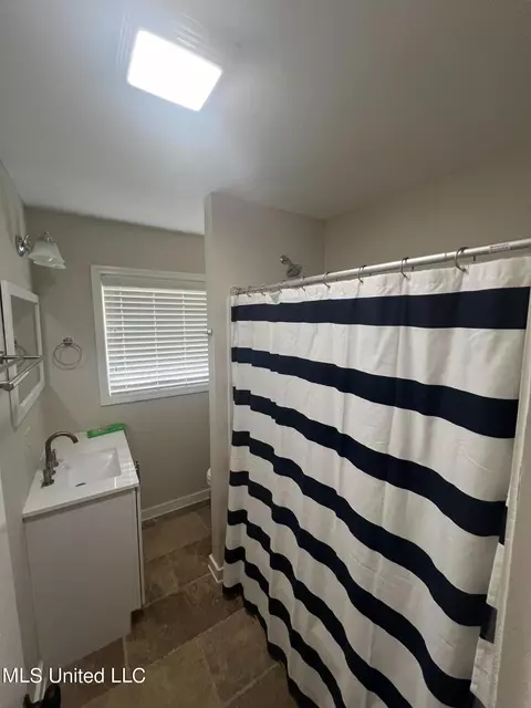 Bath - 4272 Forest Park Dr, Jackson, MS 39211 photo 2 of 2