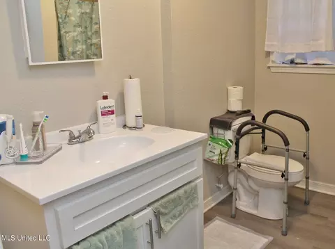 Bath - 438 Manila St, Lucedale, MS 39452 photo 3 of 4