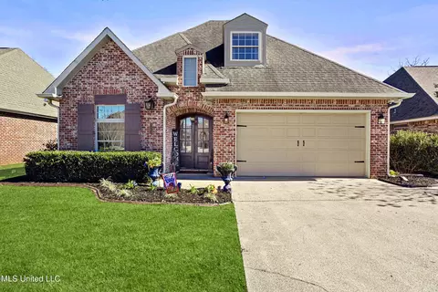 3832 Acadian Village Dr, Ocean Springs, MS 39564
