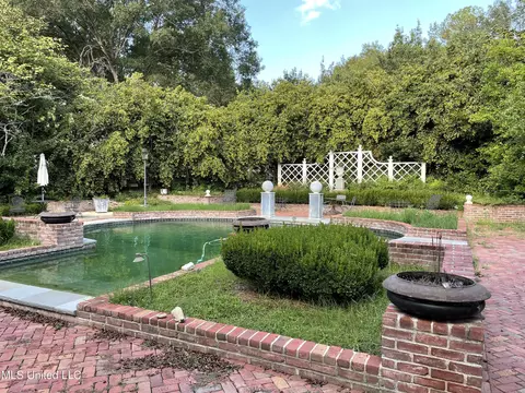 Exterior - 100 Hillview Ct, Brandon, MS 39042 photo 7 of 9